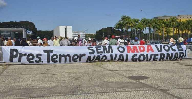 Brasília - Integrantes de Movimentos Sociais protestam em frente ao Palácio do Planalto