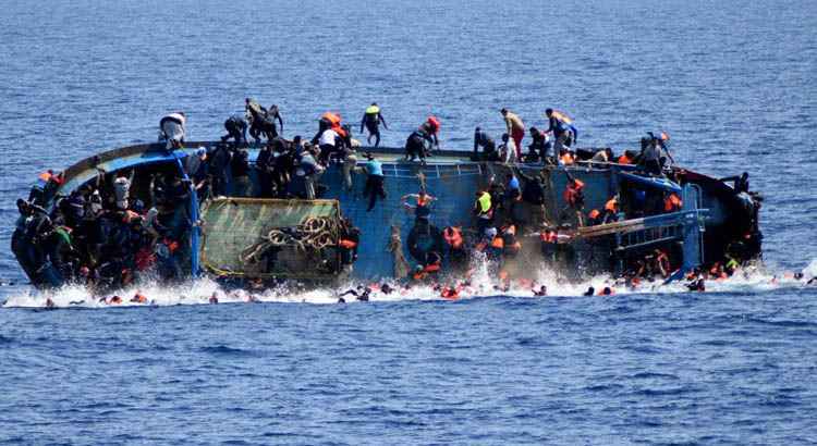 Um navio se aproximou do barco e lançou botes e coletes salva-vidas às pessoas que caíram na água, enquanto a fragata Bergamini, também no local, enviou seu helicóptero e meios navais para socorrê-las