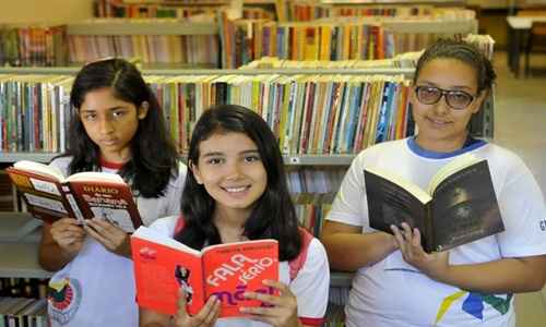 Ellen Cristine (E), Dhimylee e Ana Cristina foram destaques em leitura no colégio onde estudam