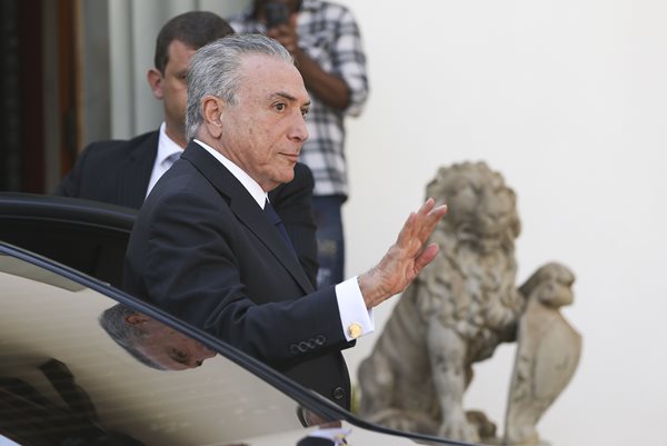 Questionado se o ministro do Turismo, Henrique Eduardo Alves (PMDB), terá de deixar o governo por ser alvo da Operação Lava-Jato, o ministro da Secretaria de Governo afirmou apenas que, na hora que surgir algum 