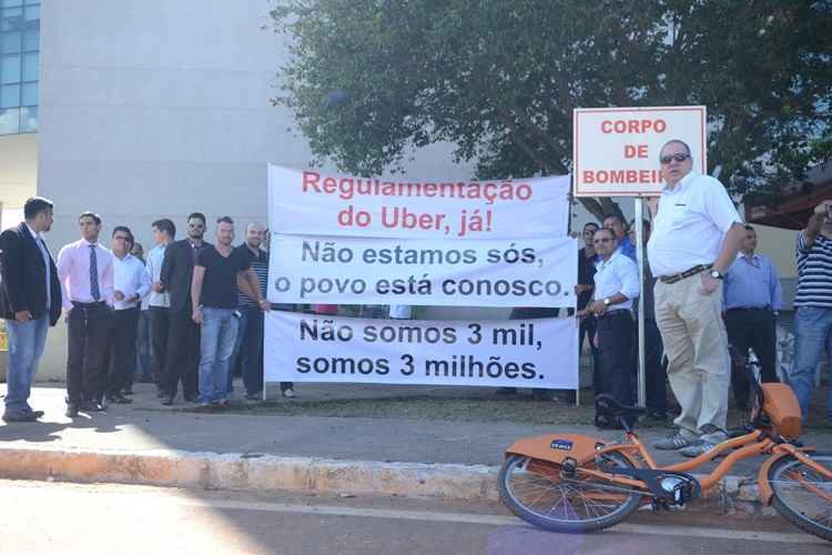 A manifestação dos motoristas do Uber ocorre um dia depois de quatro veículos serem apedrejados no Aeroporto Internacional de Brasília Juscelino Kubitschek