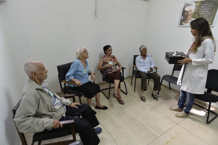 Marília, 84 anos (com o filho, José Paes), esperou seis meses para ser tratada por geriatras na Unidade Mista de Saúde (Policlínica) de Taguatinga