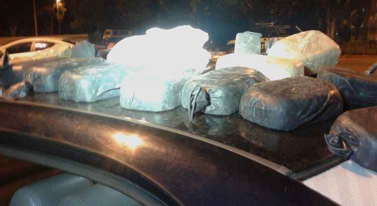 Com eles, a polícia apreendeu 17 kg de crack, avaliado em R$ 300 mil, um quilo de cocaína, 200g de maconha, além três carros, sendo que um deles possuía um compartimento falso, usado para esconder os entorpecentes