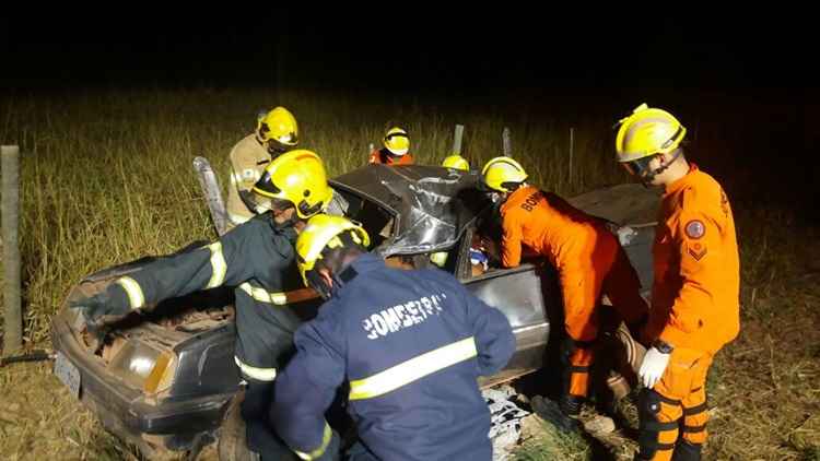 Uma pessoa morreu atropelada, outra bateu em um poste e a terceira caiu de moto