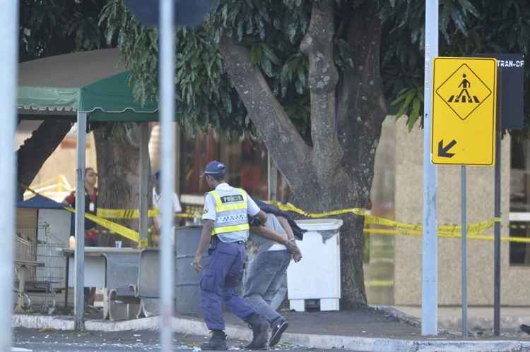 Um dos integrantes do Movimento Resistência Popular (MRP), que ocupa o hotel desde outubro, se entregou hoje à polícia