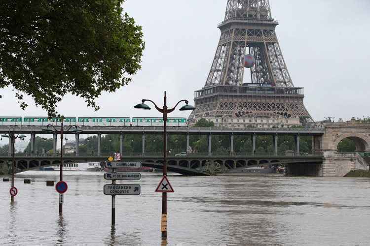 Em Paris, foram colocadas barreiras de emergência às margens do rio Sena e muitas pontes tiveram que ser interditadas, assim como as pistas que margeiam o rio