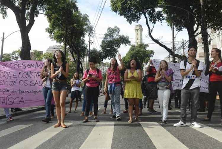 Os manifestantes fecharam a Rua São Francisco Xavier, no Maracanã, zona norte do Rio, nos dois sentidos, por volta de 20 minutos, o que causou um engarrafamento e discussões entre alunos e motoristas