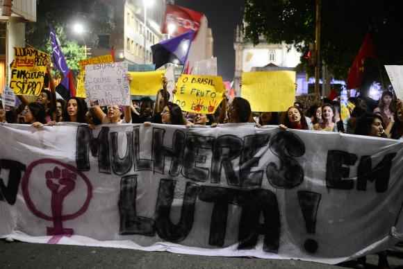 Rio de Janeiro - Mulheres fazem ato contra cultura do estupro, na Igreja da Candelária, centro da cidade