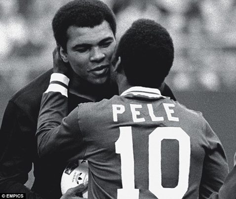 Em rede social, Pelé homenageia Muhammad Ali: 