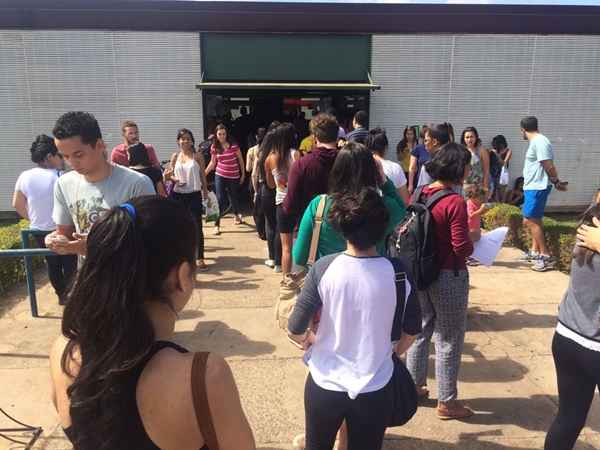 Movimentação na entrada para o vestibular no início da tarde