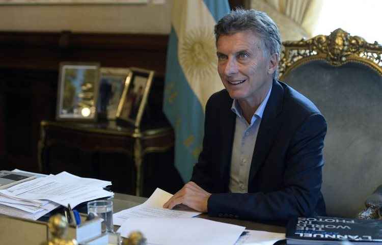 Presidente da Argentina retoma atividades oficiais após arritmia