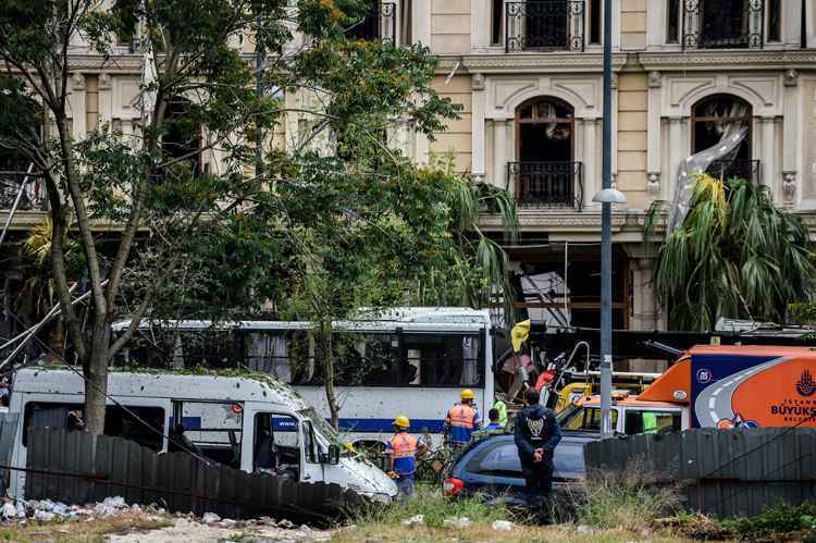 Policiais analisam local do atentado