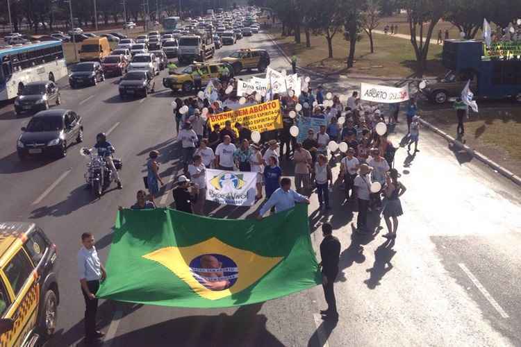 Entre os manifestantes há brasilienses, moradores do Entorno e duas caravanas de Goiânia (GO)