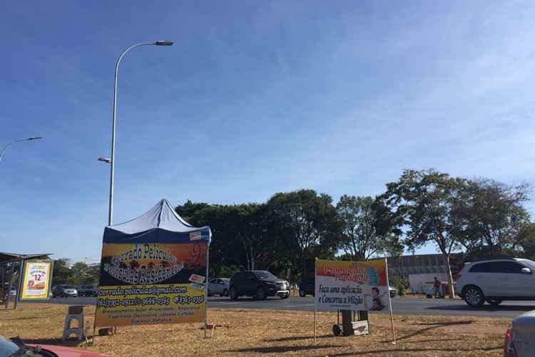 Grupo instala placas em banners em área tombada de Brasília