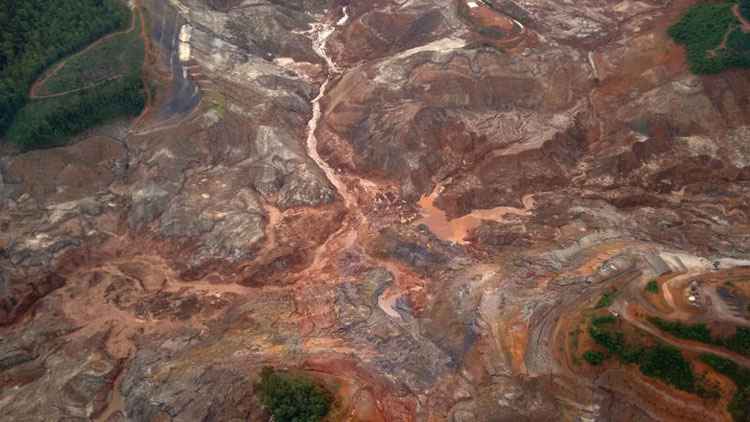 Vazamento de rejeitos matou 19 pessoas na maior tragédia socioambiental do país