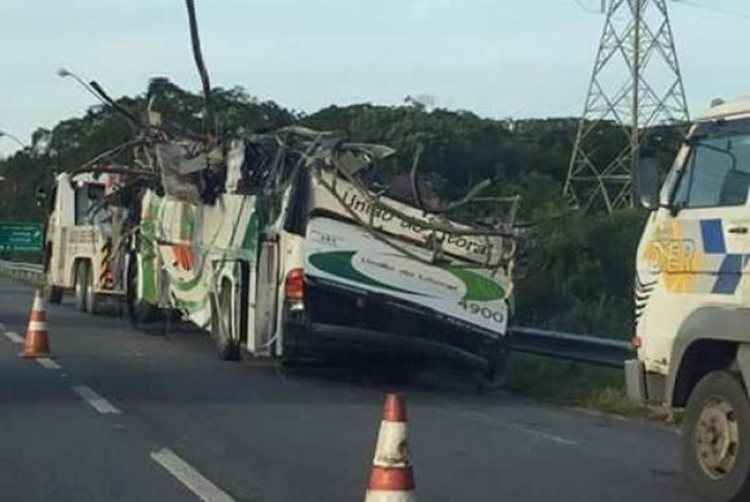 Depois de bater numa rocha, ônibus tombou matando pelo menos 18 pessoas. Veículo ia de Mogi das Cruzes para Bertioga