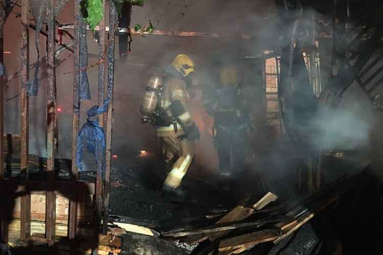 As chamas destruíram quatro barracas, subiram cerca de 10 metros e atingiram a rede elétrica da região