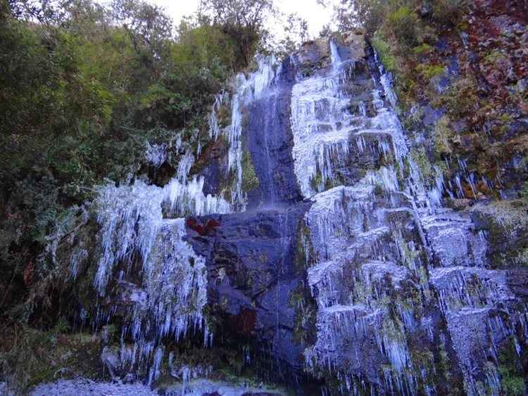 Amanhecer da Serra Catarinense registra -7,2°C e cachoeira congela 