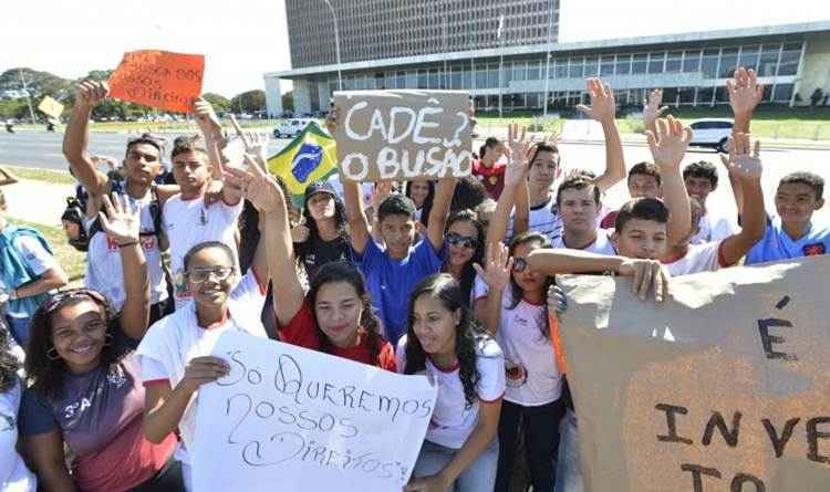 Alunos de escolas do Cruzeiro protestaram contra suspensão do transporte escolar na Estrutural, onde moram