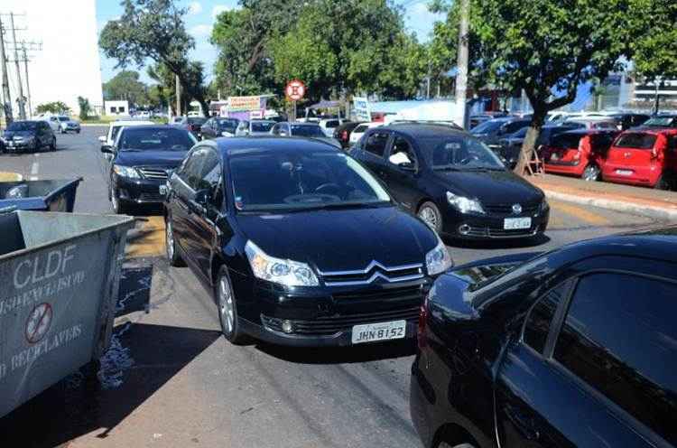 Condutores do Uber fazem protesto em frente à Câmara Legislativa: discussão parada, enquanto projetos repetidos e inconstitucionais são apresentados