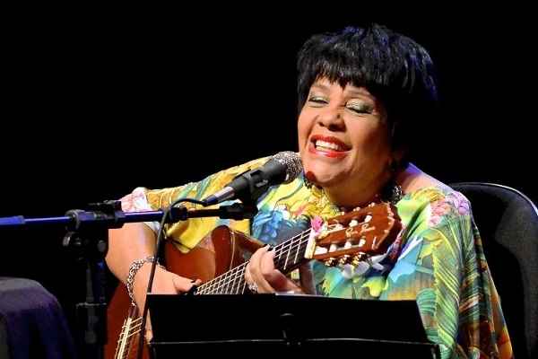 Depois de um período sabático, a cantora baiana-brasiliense voltou a gravar, fazer shows e sair pelo mundo em turnês