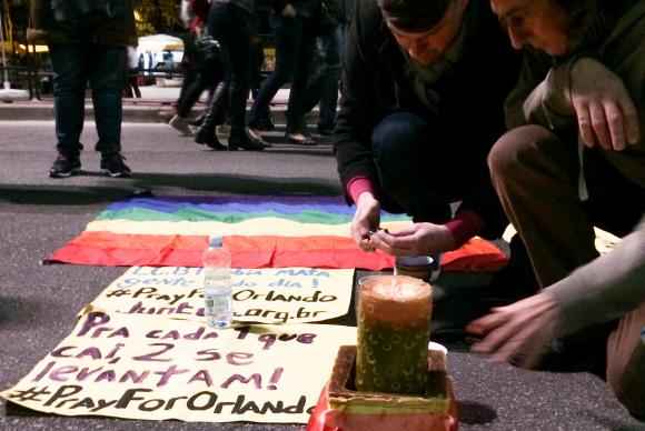 Diversas pessoas fazem uma vigília na Avenida Paulista, em São Paulo, em homenagem aos mortos no massacre da boate Pulse, em Orlando, nos Estados Unidos