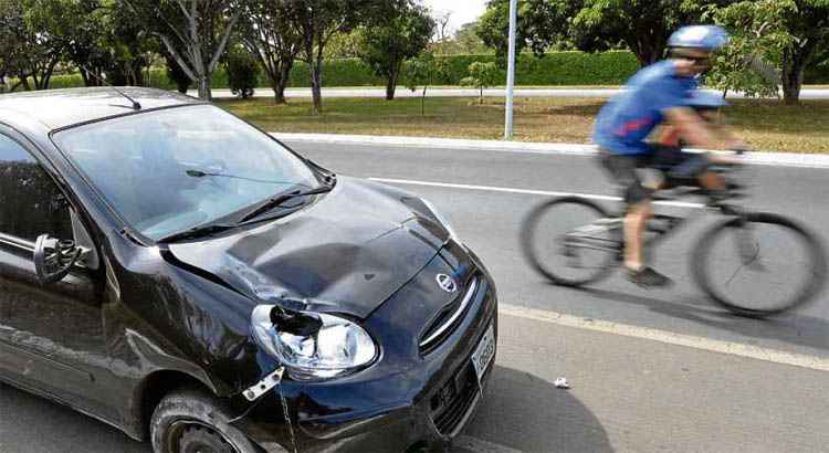 No Lago Sul, uma jovem de 19 anos atingiu uma ciclista depois de passar a madrugada em uma festa de casamento: vítima no hospital