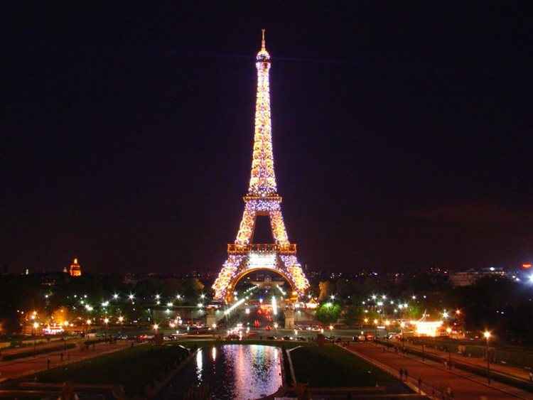 Torre Eiffel terá cores do arco-íris em homenagem às vítimas de Orlando