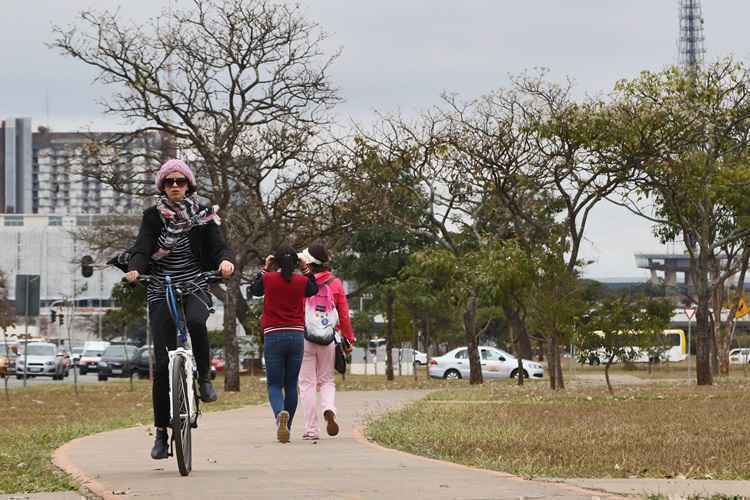 Brasilienses foram surpreendidos por um leve chuvisco que era, na verdade, resultado da névoa úmida na capital federal