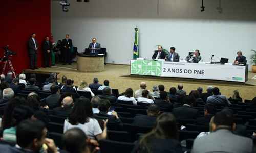 O presidente em exercício da Câmara dos Deputados, Valdir Maranhão (PP-MA), destacou que é preciso compreender a importância da educação nas dimensões social e política: Só a educação salva e cria condições para construir a única cadeia que liberta, que é a cadeia do conhecimento