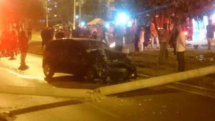 Um poste chegou a despencar em cima de um dos carros, e o motorista teria sido levado para o hospital