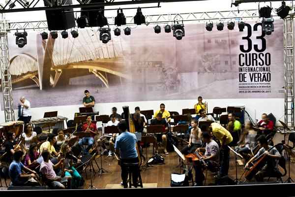 Dois momentos do Curso de Verão: criado em 1978 pelo maestro Levino Alcântara, o evento na Escola de Míúsica atrai musicistas de todo o país