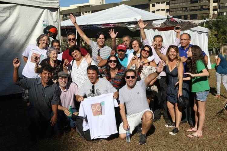 Amigos antigos se reencontram para relembrar os 50 anos de uma das mais antigas quadras do Plano Piloto