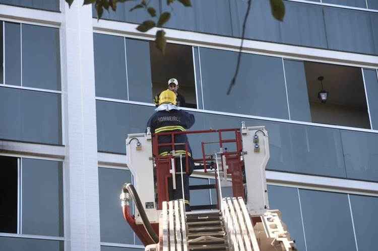 A troca inadequada de um botijão de gás causou fogo no local