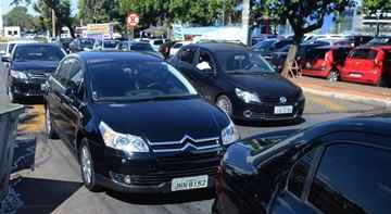 Apesar de a sessão só começar às 15h, desde cedo, taxistas e motoristas do Uber fazem manifestação nos arredores da Câmara Legislativa