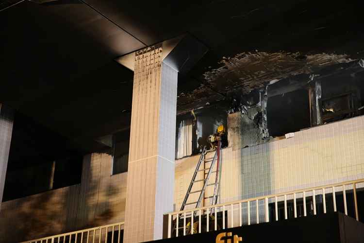 O fogo começou por volta das 23h e atingiu residências do segundo andar do edifício