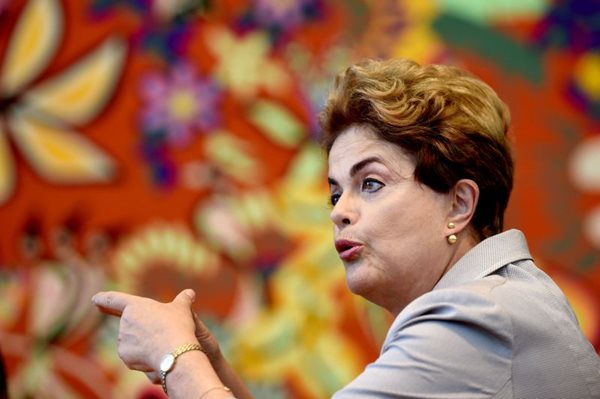 A votação aconteceu à revelia da tropa de choque de Dilma. Os senadores Lindbergh Farias (PT-RJ), Fátima Bezerra (PT-RN) e Vanessa Grazziotin (PCdoB-AM) não votaram em retaliação. Os senadores preferiam manter o calendário em aberto