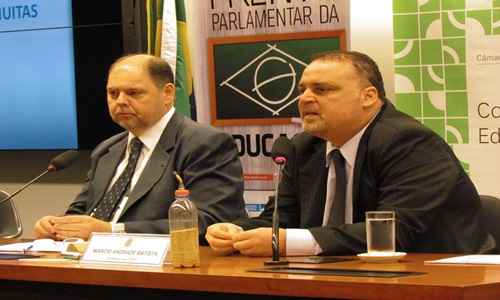 Deputado Alex Canziani (E) e Márcio Andrade Batista no ciclo Educação em Debate. %u201CIniciativas como a do professor Márcio precisam ser replicadas pelo potencial transformador