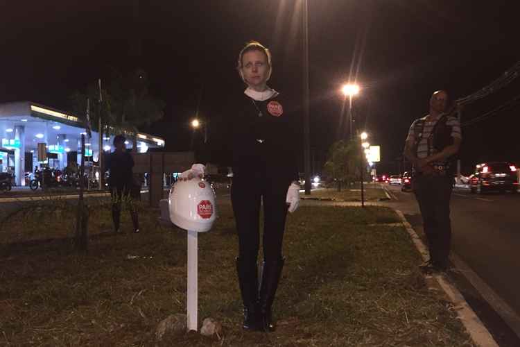 Tatiana Martins, 43 anos, que também teve a moto atingida pela motorista do Hyundai branco compareceu ao local pela primeira vez após o acidente
