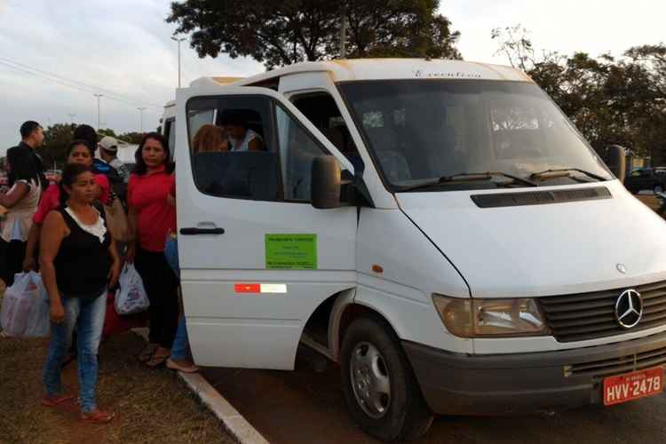 No trabalho, equipes do GDF apreenderam oito vans e um ônibus