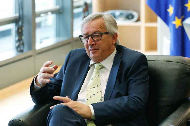 Juncker discursou em uma sala de imprensa lotada na sede da Comissão Europeia em Bruxelas, que terminou com fortes aplausos dos funcionários europeus presentes