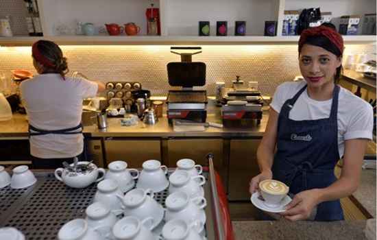 Barista há um ano e meio, Cristiane trabalha numa cafeteria e ganhou uma competição de latte art