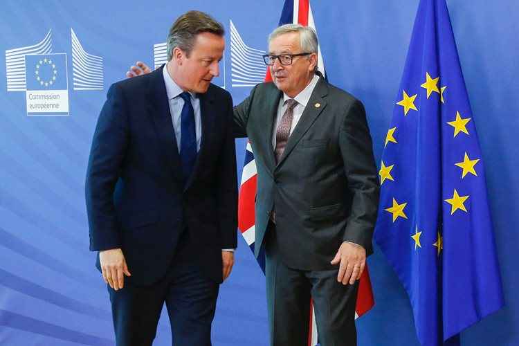 O primeiro-ministro britânico, David Cameron e o presidente da Comissão Europeia, Jean-Claude Juncker,