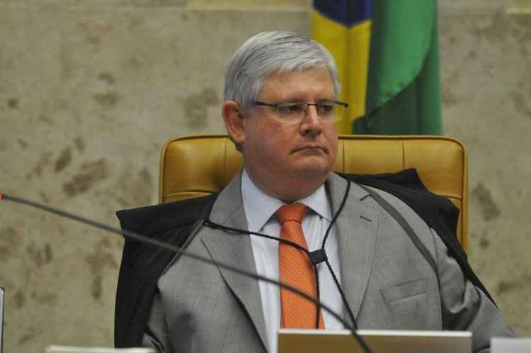 A prisão de Dirceu na Lava-Jato ainda quando ele cumpria pena no mensalão indica falta disciplinar grave, o que o impediria de ter a primeira condenação perdoada