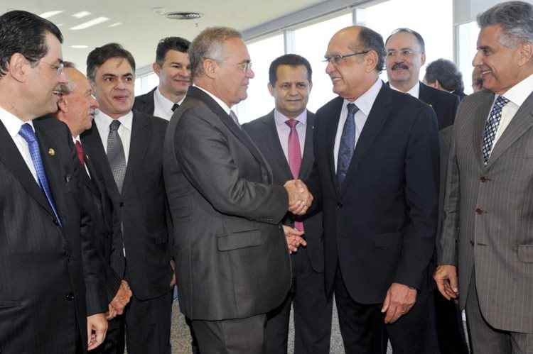 Há dois dias, Renan foi anfitrião de um jantar que reuniu o ministro da Fazenda, Henrique Meirelles, e senadores da base de Temer, em mais um gesto de aproximação do presidente em exercício