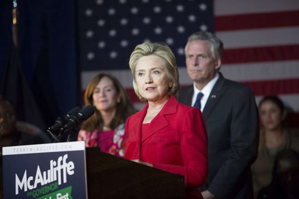 Hillary Clinton se apresentou voluntariamente ao FBI