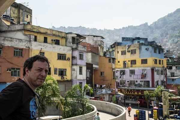 O autor foi morar na Rocinha para conhecer a comunidade