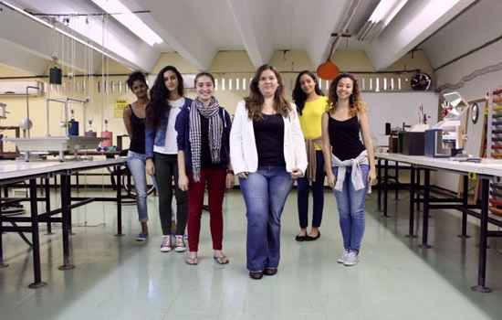 A professora do Instituto de Física da UnB Vanessa (à frente) com alunas da graduação Tabata Luiza, Alice Amaral, Mariana Moreira, Ana Caroline Manso e Deborah Andrade