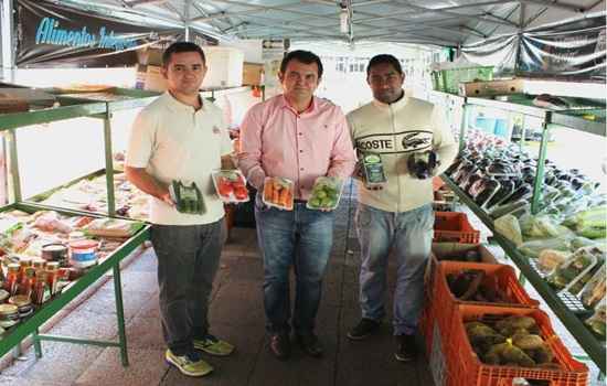 Verinaldo Souza (ao centro), com os funcionários Osvenaldo Souza e Marcelo Pereira, na feira orgânica no DF