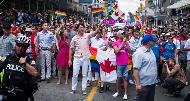 Uma chuva de aplausos recepcionou Trudeau, enquanto ele caminhava por uma das principais vias da cidade, agitando uma bandeira com uma folha de bordo